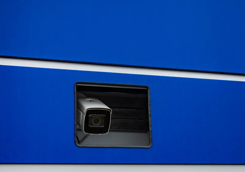 Telecamera di lettura targhe integrata nel totem informativo all’ingresso