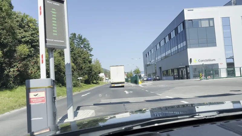 Vista desde la cabina: un panel LED en la entrada muestra la instrucción al conductor, camino libre hacia el recinto